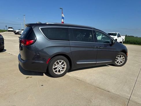Used 2020 Chrysler Pacifica Touring-L FWD image 6
