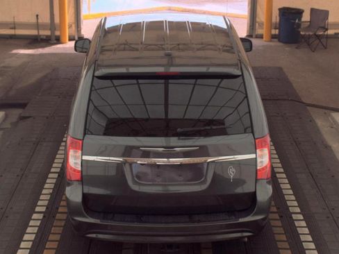 Used 2015 Chrysler Town & Country S FWD image 5