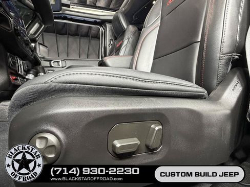Used 2025 Jeep Wrangler Unlimited Rubicon w/ Convenience Group AWD/4WD image 23