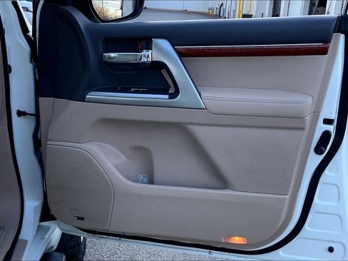 Used 2015 Toyota Land Cruiser image 23