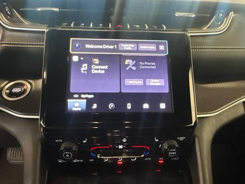 Used 2024 Jeep Grand Cherokee Altitude RWD image 9