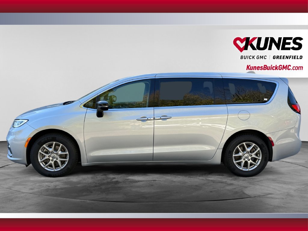 Used 2024 Chrysler Pacifica Touring-L FWD image 6