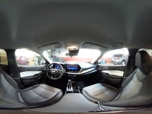 Used 2025 Chevrolet Trax LT image 42