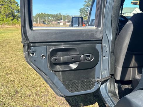 Used 2018 Jeep Wrangler Unlimited Sport w/ Connectivity Group image 12