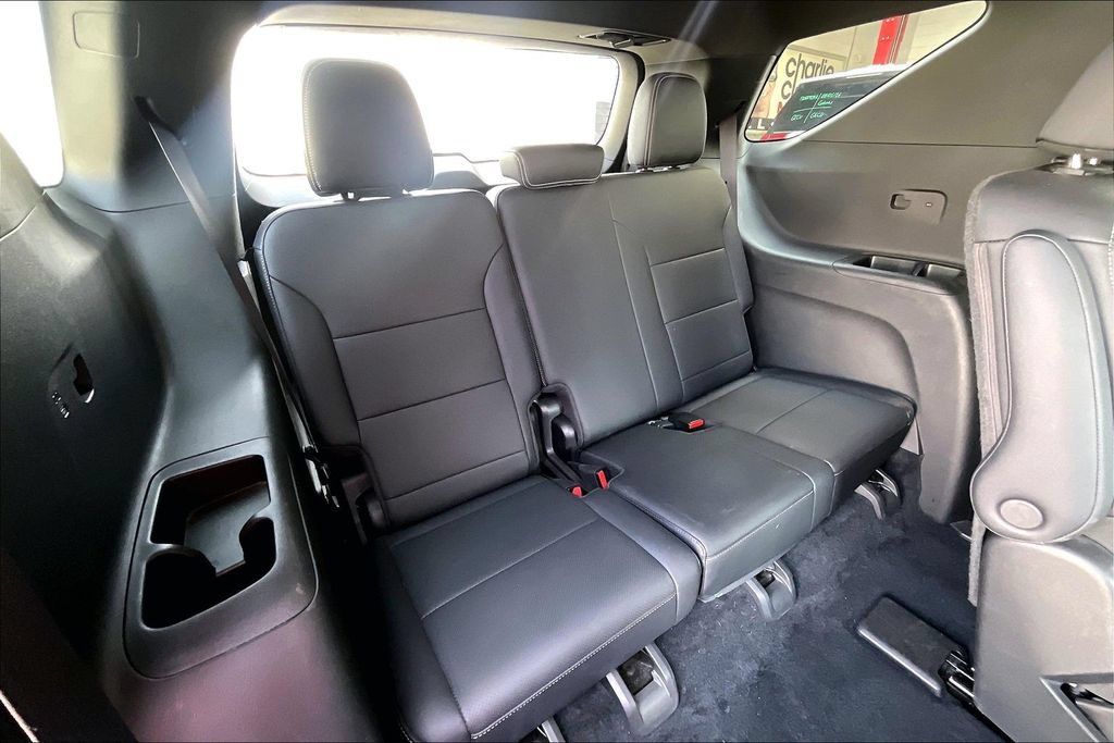 Used 2025 Chevrolet Traverse LT FWD image 27
