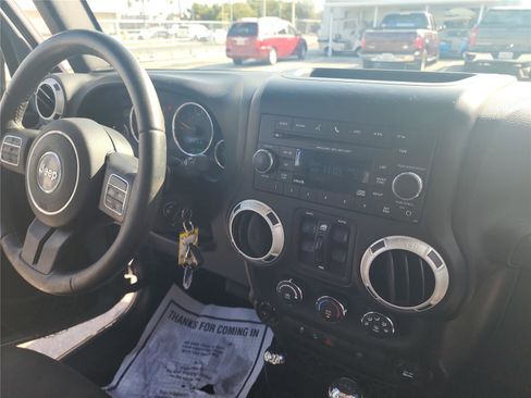 Used 2015 Jeep Wrangler Unlimited Sahara w/ Connectivity Group image 31