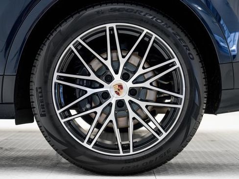Certified 2026 Porsche Cayenne AWD/4WD image 33