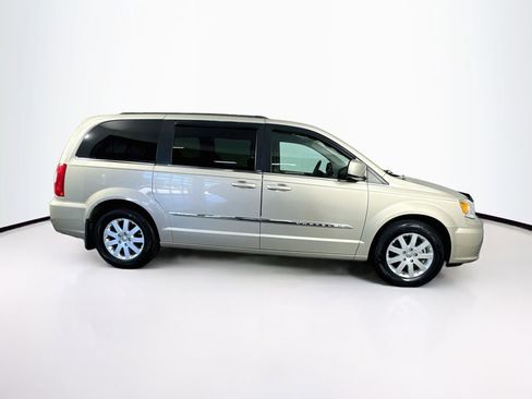 Used 2014 Chrysler Town & Country Touring FWD image 11