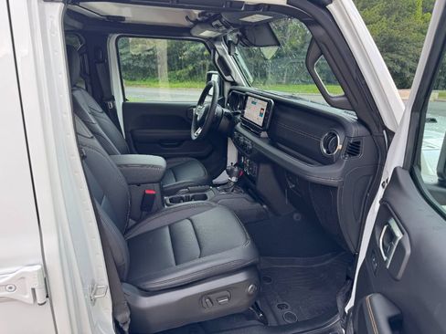Used 2024 Jeep Wrangler Unlimited Sahara AWD/4WD image 18