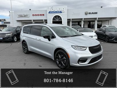 New 2026 Chrysler Pacifica Select