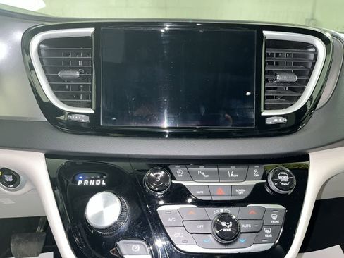 Used 2024 Chrysler Pacifica Touring-L image 20