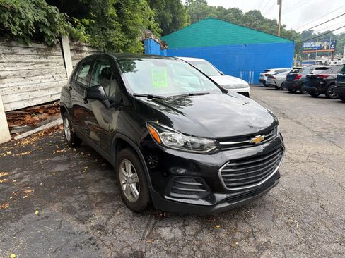 Used 2020 Chevrolet Trax LS AWD/4WD image 2