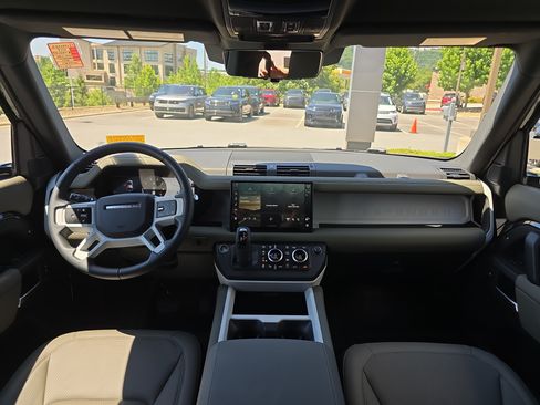 Certified 2025 Land Rover Defender 110 X-Dynamic SE AWD/4WD image 17