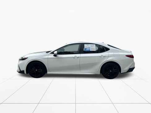Used 2025 Toyota Camry SE FWD image 4