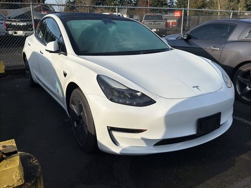 Used 2023 Tesla Model 3 Standard Range image 2
