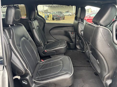 Used 2025 Chrysler Pacifica Limited image 29
