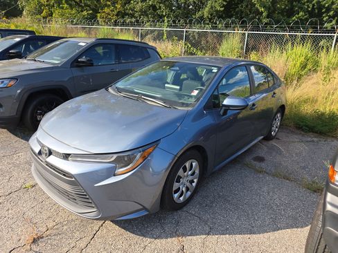 Used 2024 Toyota Corolla LE FWD image 3