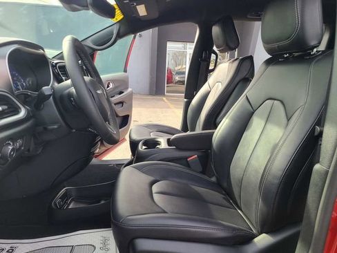 Used 2025 Chrysler Pacifica Select FWD image 15