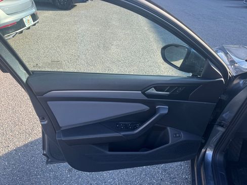 Used 2025 Volkswagen Jetta SE image 18