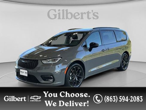 Used 2025 Chrysler Pacifica Limited image 1