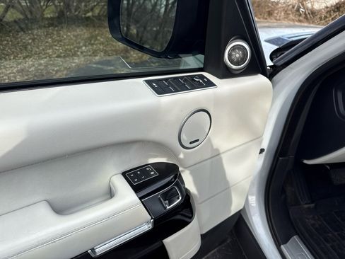 Used 2017 Land Rover Range Rover HSE image 9