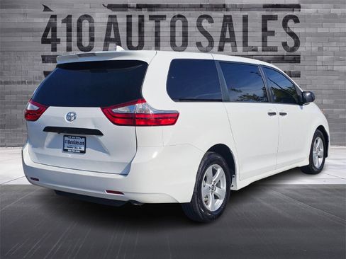 Used 2019 Toyota Sienna L w/ Carpet Mat Package FWD image 3