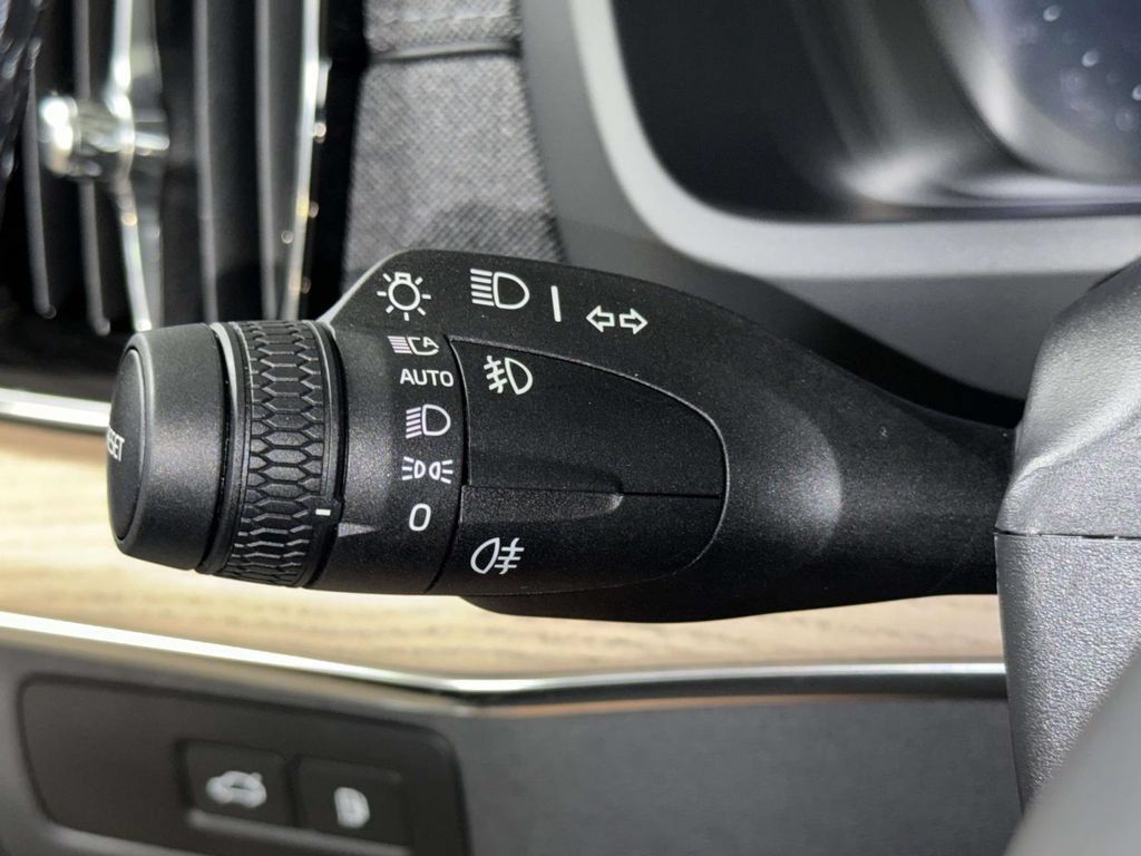 Certified 2025 Volvo XC90 T8 Plus w/ Protection Package Premier AWD/4WD image 28