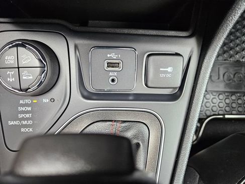 Used 2022 Jeep Cherokee Trailhawk w/ Sun, Sound & Nav Group AWD/4WD image 39