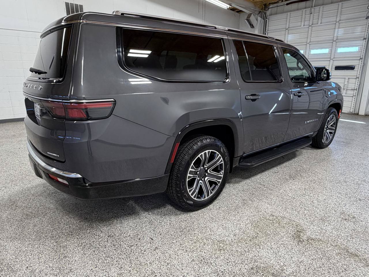 Used 2024 Jeep Wagoneer L Series II w/ Flexible Seating Group AWD/4WD image 5