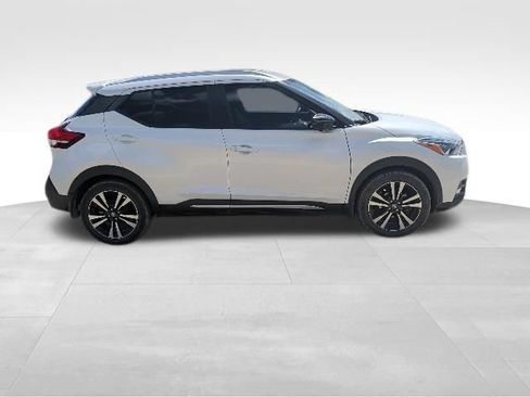Used 2019 Nissan Kicks SR w/ SR Premium Package FWD image 2