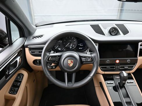 Certified 2025 Porsche Macan AWD/4WD image 17