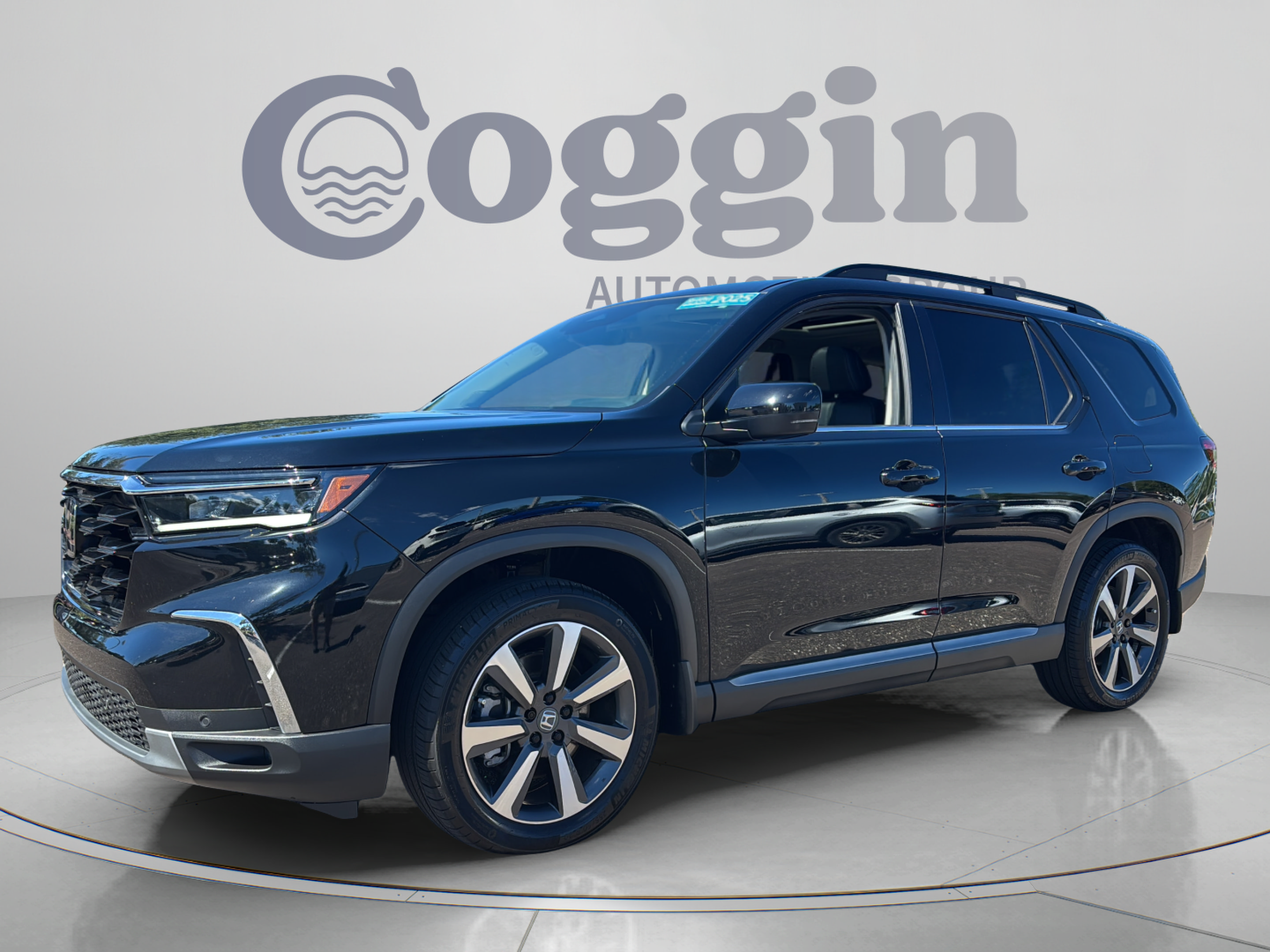 Certified 2025 Honda Pilot Touring image 1