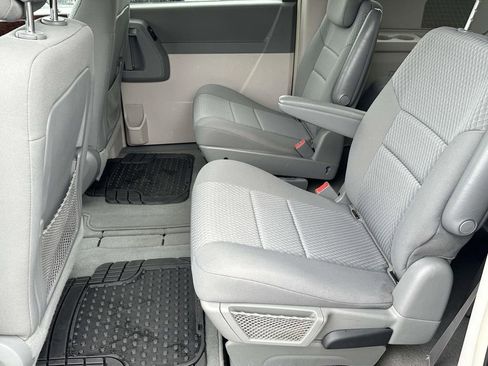 Used 2010 Chrysler Town & Country Touring FWD image 13