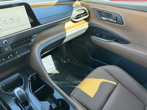 Certified 2025 Toyota Crown Signia image 22