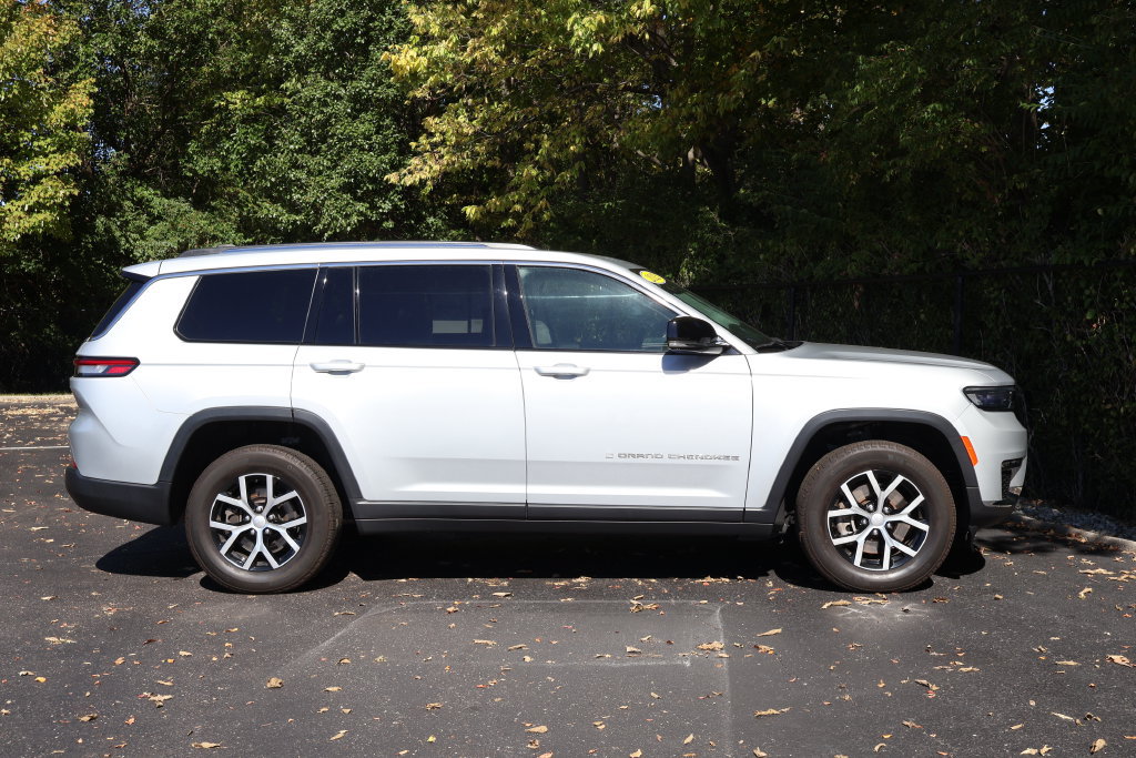 Used 2023 Jeep Grand Cherokee L Limited AWD/4WD image 9