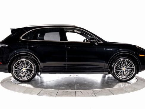 Used 2022 Porsche Cayenne Turbo S image 7
