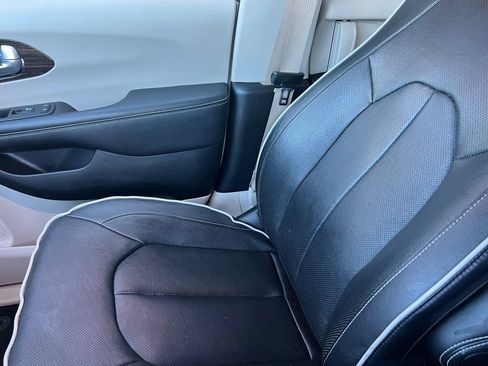 Used 2023 Chrysler Pacifica Limited FWD image 32