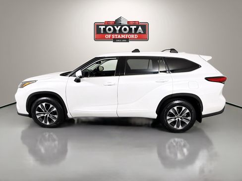 Certified 2022 Toyota Highlander XLE image 4