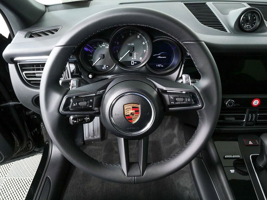 Certified 2026 Porsche Macan AWD/4WD image 9