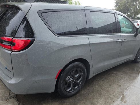 Used 2023 Chrysler Pacifica Limited w/ Uconnect Theater Family Group image 4