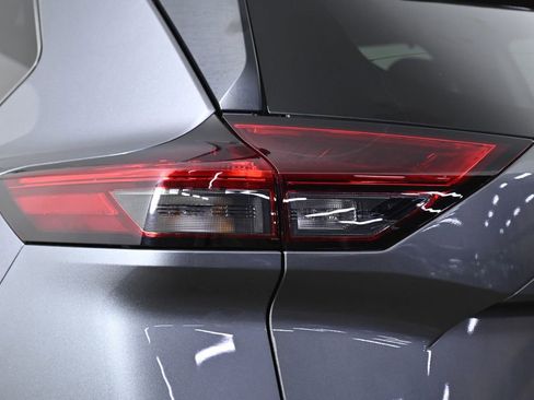 Used 2022 Nissan Rogue SV w/ SV Premium Package image 8