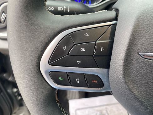 Used 2025 Chrysler Pacifica Select FWD image 17