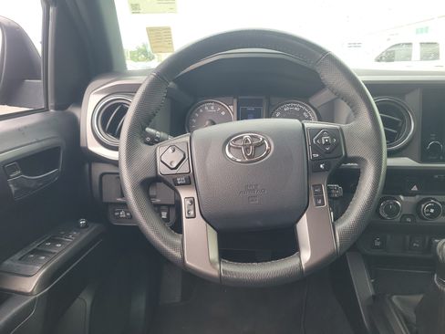 Used 2018 Toyota Tacoma TRD Off-Road w/ Technology Package AWD/4WD image 14
