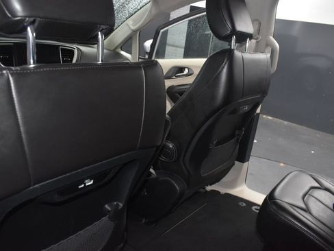 Used 2023 Chrysler Pacifica Touring-L FWD image 20