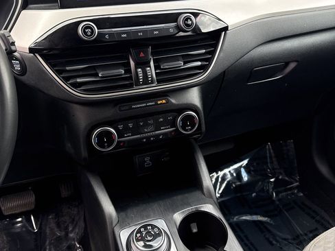 Certified 2022 Ford Escape SE w/ SE Sport Appearance Package image 17