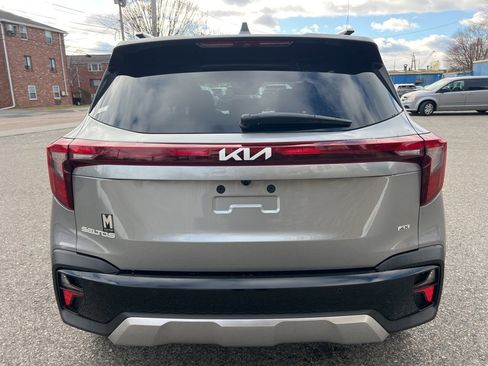 Certified 2025 Kia Seltos SX w/ SX Sunroof Package image 3