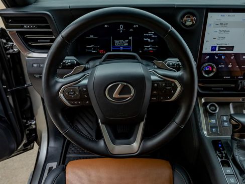 Used 2025 Lexus GX 550 w/ Accessory Package (2T) AWD/4WD image 18