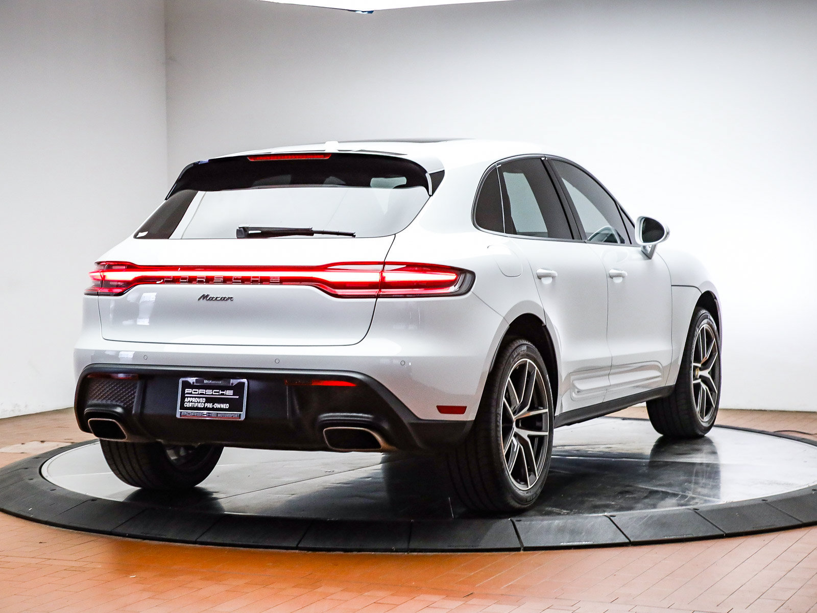 Certified 2026 Porsche Macan AWD/4WD image 6
