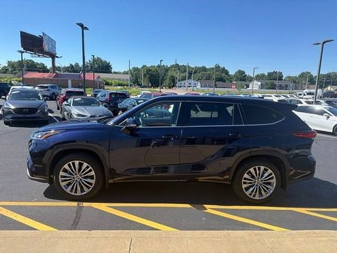 Used 2023 Toyota Highlander Platinum FWD image 3