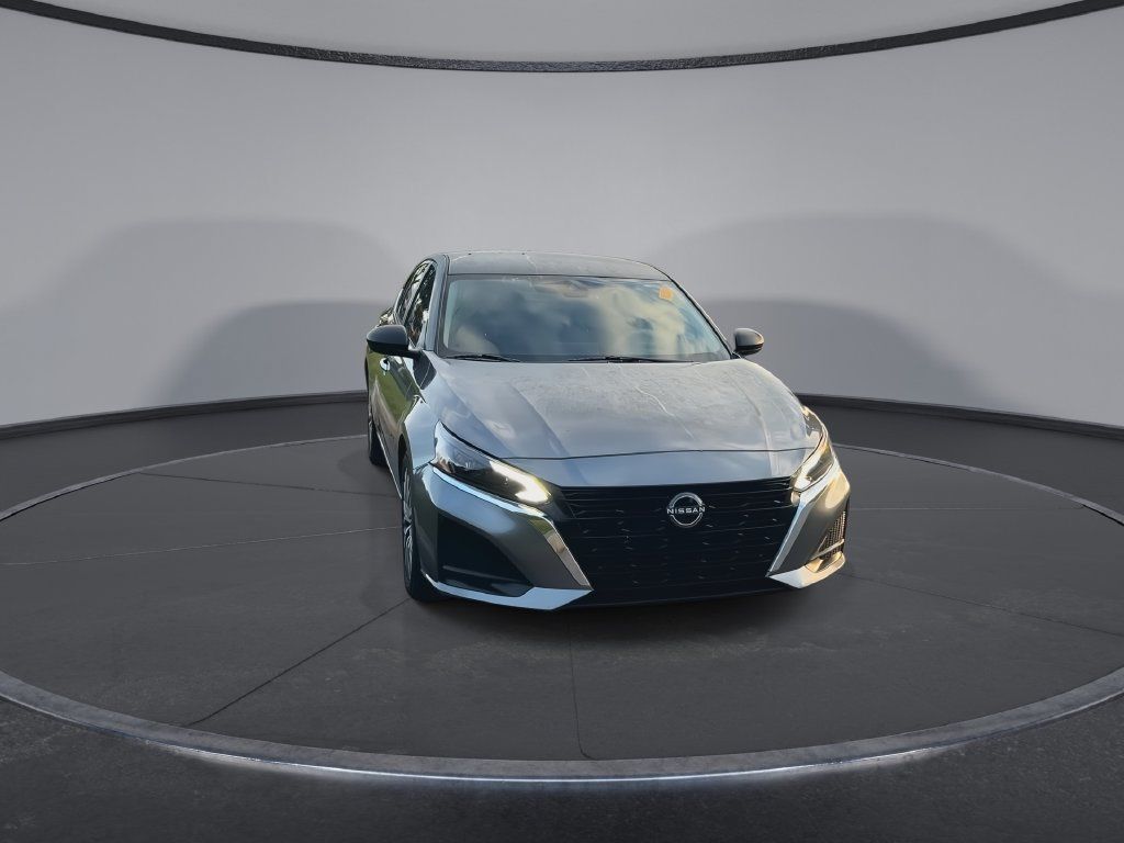 Used 2024 Nissan Altima 2.5 SV FWD image 3